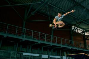 il uomo esegue un' trucco. salto. interno formazione foto