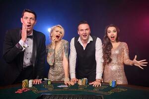 gruppo di un' elegante ricco amici siamo giocando poker a casinò. foto