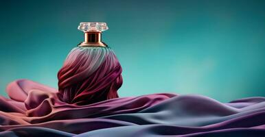 ai generato un elegante profumo bottiglia su leggero blu sfondo con rosa capelli foto