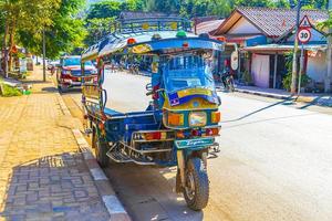 tipico vecchio risciò tuk tuk colorato a luang prabang, laos, 2018 foto