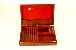 un' rosso di legno gioielleria scatola con scomparti foto