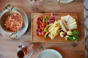 salame salsiccia, fungo , pomodoro e francese patatine fritte su un' vassoio foto