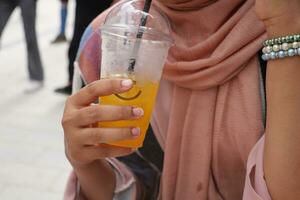 donne potabile arancia succo vicino su foto