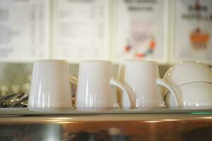 caffè tazza foderato su su un' caffè macchina a bar . foto