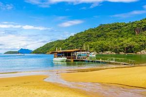 ilha grande brazil 23. novembre 2020, spiaggia di mangrovie e spiaggia di pouso con ristorante per nuotare foto
