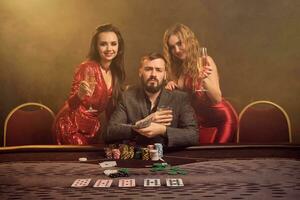 gruppo di un' giovane ricco amici siamo giocando poker a un' casinò. foto