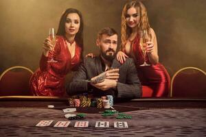 gruppo di un' giovane ricco amici siamo giocando poker a un' casinò. foto