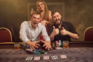 gruppo di un' giovane ricco amici siamo giocando poker a un' casinò. foto