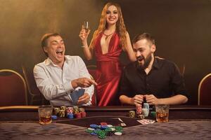 gruppo di un' giovane ricco amici siamo giocando poker a un' casinò. foto