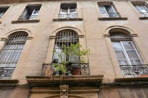 un' edificio con un' balcone e impianti foto