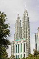 Torri gemelle Petronas tra le palme a Kuala Lumpur, Malesia. foto