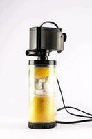 un' piccolo acqua pompa con un' giallo e nero contenitore foto