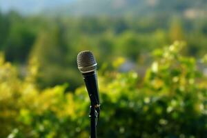 ai generato all'aperto serenata microfono sta in mezzo natura, riecheggiando musica e consapevolezza foto