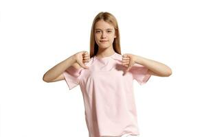 studio ritratto di un' bellissimo ragazza bionda adolescente nel un' rosa maglietta in posa isolato su bianca sfondo. foto