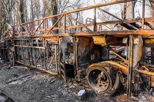 l'autobus bruciato è visto per strada dopo aver preso fuoco durante il viaggio, dopo l'incendio foto