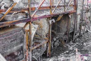 l'autobus bruciato è visto per strada dopo aver preso fuoco durante il viaggio, dopo l'incendio foto