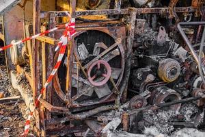 l'autobus bruciato è visto per strada dopo aver preso fuoco durante il viaggio, dopo l'incendio foto