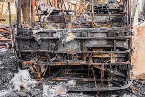 l'autobus bruciato è visto per strada dopo aver preso fuoco durante il viaggio, dopo l'incendio foto