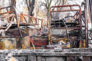 l'autobus bruciato è visto per strada dopo aver preso fuoco durante il viaggio, dopo l'incendio foto