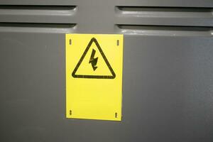 il triangolare giallo cartello di il Pericolo di elettrico shock foto