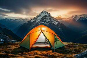 ai generato isolato vertice un' solitario tenda arroccato in cima il maestoso montagna foto