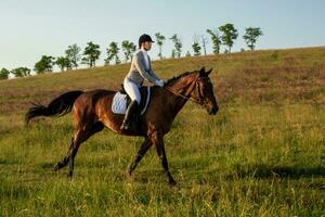 giovane donna ciclista con sua cavallo nel sera tramonto luce. all'aperto fotografia nel stile di vita umore foto