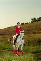 il amazzone su un' rosso cavallo. cavallo cavalcare. cavallo da corsa. ciclista su un' cavallo. foto