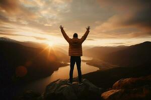 ai generato tramonto gioia positivo uomo celebra con braccia sollevato nel montagnoso paesaggio foto