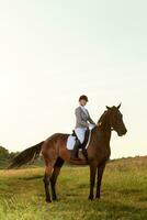 equestre sport. giovane donna equitazione cavallo su dressaggio Avanzate test foto