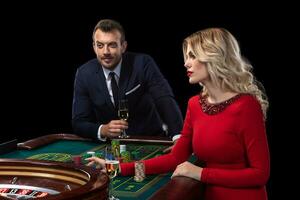 un' bellissimo giovane donna e un' uomo siamo seduta a un' roulette tavolo. casinò. foto