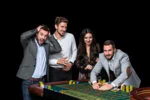 superiore classe amici gioco d'azzardo nel un' casinò. foto