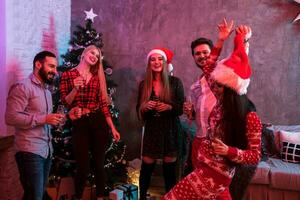 giovane persone con bicchieri di Champagne a Natale festa foto