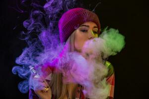 vaping ragazza. giovane fricchettone donna Vape e-cig su studio su nero sfondo. hip-hop stile. vicino su. foto