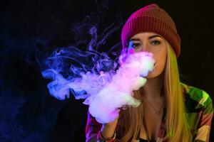 vaping ragazza. giovane fricchettone donna Vape e-cig su studio su nero sfondo. hip-hop stile. vicino su. foto