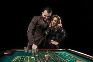 uomo e donna giocando a roulette tavolo nel casinò foto