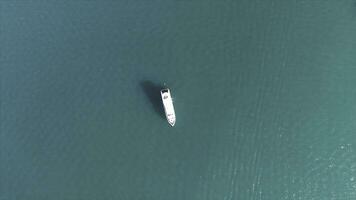 aereo fuco uccello occhio superiore Visualizza di bianca bellissimo yacht nel turchese chiaro acqua di Grecia. scorta. turchese acqua sfondo con bianca nave, estate paesaggio marino. foto