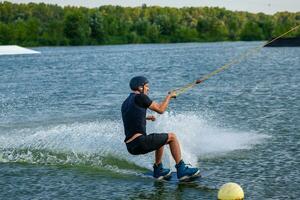 esperto wakeboarder dimostrando freeride abilità manovra fra boe foto