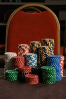 avvicinamento tiro di un' poker patatine fritte pile in piedi su un' tavolo nel casinò. foto