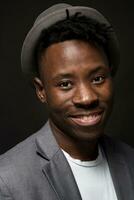 ritratto di un' alla moda africano americano uomo sorridente su nero sfondo foto