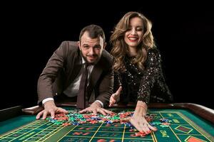 uomo con donna giocando roulette a il casinò. dipendenza per il foto