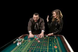 uomo con donna giocando roulette a il casinò. dipendenza per il foto