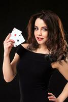 giovane donna che gioca nel gioco d'azzardo su sfondo nero foto