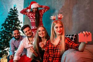 amici fabbricazione autoscatto mentre festeggiare Natale o nuovo anno vigilia a casa foto