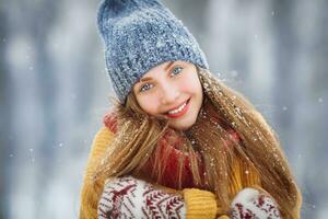 inverno giovane donna ritratto. bellezza gioioso modello ragazza ridendo e avendo divertimento nel inverno parco. bellissimo giovane femmina all'aperto, godendo natura, orario invernale foto