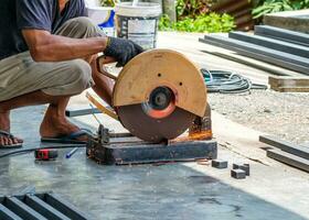 artigiano segare acciaio con disco macinino foto