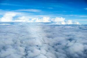 Visualizza sopra bianca nube con blu cielo foto