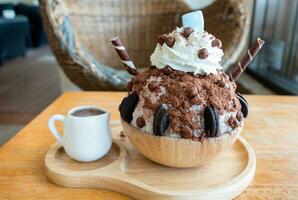 bingsu dolce ghiaccio fiocco cioccolato e frusta crema nel di legno vassoio foto