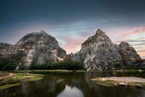khao ngù pietra parco, calcare montagna su lago e colorato cielo a tramonto nel ratchaburi foto