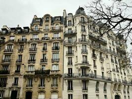 parigino tipico edificio facciata su inverno giorno, storico alla moda edificio nel elegante e ricco trimestre di il francese capitale città, enroutefrance foto
