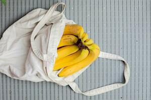 ai generato sostenibile shopping banane nel eco amichevole Borsa foto
